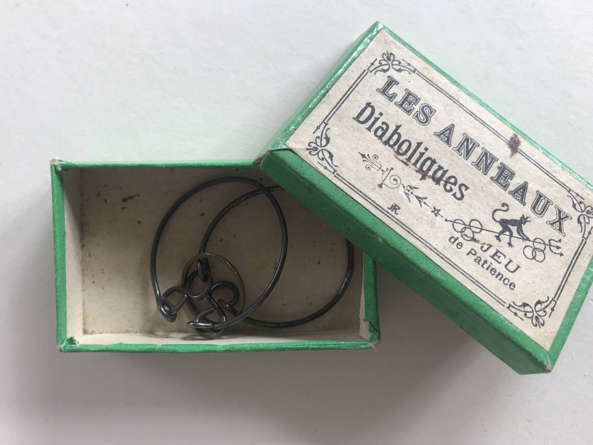 Les Anneaux diaboliques. Jeu de patience. Casse-tête "fil-de-fer".