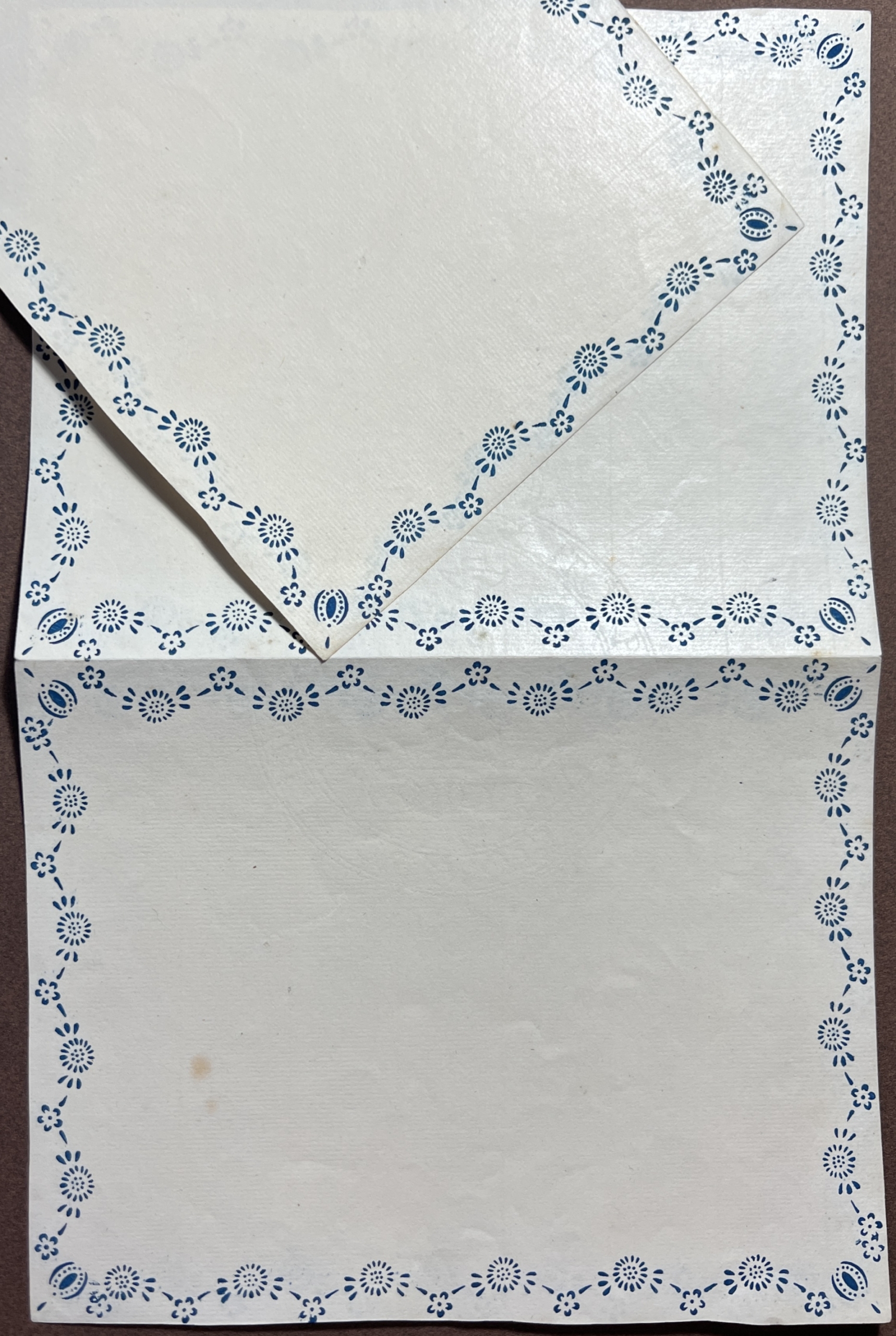 Papier à lettre à bordure fleurie bleue.